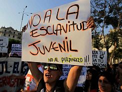 jovenes-protestan-en-peru-contra-la-nueva-ley-laboral-_860_573_1175045