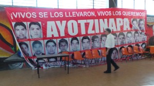 el-delegado-del-gobierno-federal-alemn-cristoph-strasser-al-realizar-un-un-recorrido-por-la-normal-de-ayotzinapa (1)