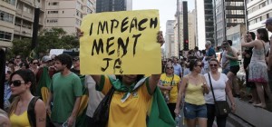 Protesto na avenida Paulista pede impeachment de Dilma Rouseff