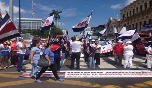 organizaciones-sindicales-pancartas-protestar-proyectos_LNCIMA20150820_0067_1