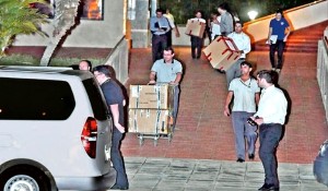 momento-en-que-la-comitiva-de-agentes-de-la-fiscalia-y-de-la-policia-retira-cajas-con-documentos-incautados-de-las-oficinas-de-la-conmebol-en_809_573_1322077