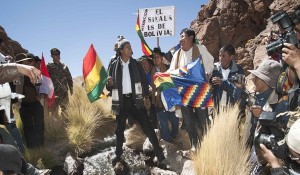 29 marzo 2016, Potosí.- El presidente Evo Morales y la comitiva inspeccionan el manantial Silala, cerca a la frontera con la republica de Chile. (Fotos: Freddy Zarco)