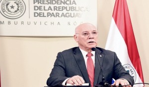 el-ministro-de-relaciones-exteriores-eladio-loizaga-en-conferencia-de-prensa-en-la-residencia-presidencial-mburuvicha-roga-_890_573_1378894