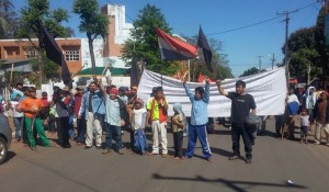 campesinos-y-nativos-se-manifestaron-ayer-por-las-avenidas-principales-de-la-ciudad-de-caaguazu-exigieron-la-renuncia-de-cartes-ministros-de_871_573_1397957