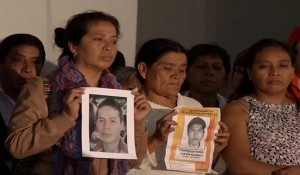 madres-de-los-43-estudiantes_655x438