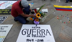 un-hombre-celebra-el-historico-acuerdo-de-paz-en-colombia-en-medellin-el-23-de-junio-de-2016-reuters