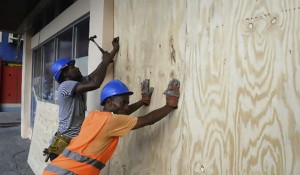 Trabajadores-Jamaica-protegen-ventanas