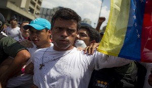 LÓPEZ SE ENTREGA A LA GUARDIA NACIONAL VENEZOLANA EN UNA PLAZA CARAQUEÑA