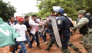 momento-en-que-un-grupo-de-30-campesinos-eran-repelidos-a-empujones-por-los-policias-antimotines-_807_573_1431872