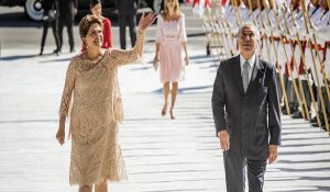 1jan2015---a-presidente-da-republica-reeleita-dilma-rousseff-ao-lado-do-vice-presidente-michel-temer-pmdb-durante-cerimonia-de-posse-no-palacio-do-planalto-em-brasilia-1471293342009_615x300