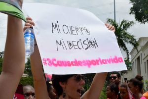 Mujeres feministas se manifiestan frente al Palacio presidencial