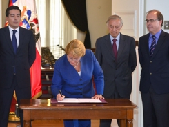 Chile-Bachelet firma reforma tributaria