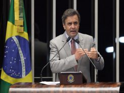 Aécio_Neves_em_junho_de_2013_-_3