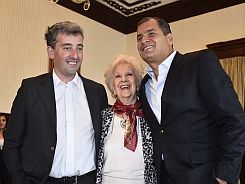 Ecuador's President Rafael Correa (R) poses with Argentine Estela de