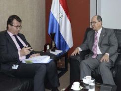 el-embajador-de-la-ue-alessandro-palmero-izq-conversa-con-el-viceministro-rigoberto-gauto-fue-ayer-en-la-cancilleria-_826_472_1166865