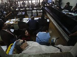 542630_jose_efrain_rios_montt_juicio_ambulancia_camilla_guatemala
