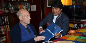 Foto-de-Evo-y-Galeano-sobre-libro-del-mar270215