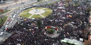Masiva movilización estudiantil pasa por el palacio de La Moneda
