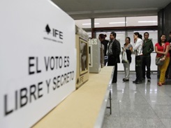 GENTE VOTANDO
