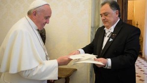 Papa-Francisco-recibio-credenciales-Valdes_CLAIMA20141221_0013_27