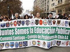 PROFESORES CHILENOS CONVOCAN PARO NACIONAL EN DEMANDA DE MEJORAS LABORALES