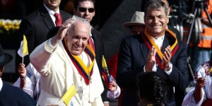el-papa-francisco-junto-a-rafael-correa-_860_573_1251020