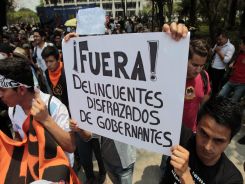 MILES DE INDIGNADOS EXIGEN EN GUATEMALA RENUNCIA DE PRESIDENTE Y VICEPRESIDENTA