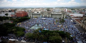 Multitudinaria-protesta-mandatario-guatemalteco_LPRIMA20150827_0204_31