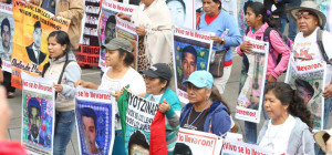 MILES DE PERSONAS MARCHAN EN MÉXICO POR ANIVERSARIO DE 43 ESTUDIANTES DESAPARECIDOS
