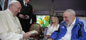 Fidel-y-el-Papa-Francisco-sonrien-580x386