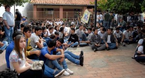 la-comunidad-educativa-fue-convocada-a-un-paro-nacional-por-una-educacion-digna-_970_507_1285915