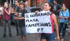 Foto01ElocuenteimagenquenoshabladelaluchacampesinaFotodeParaguayResisteCom