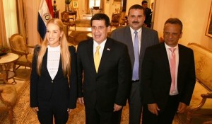 lilian-tintori-i-y-a-su-lado-horacio-cartes-_811_573_1308591