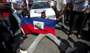 150808030708_sp_haiti_bandera_protesta_624x351_ap