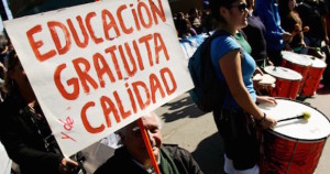 Marcha-estudiantil-educacion-gratuita-677x300-600x350-570x300