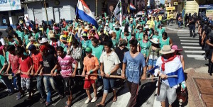 los-campesinos-que-piden-la-condonacion-de-deudas-y-los-cooperativistas-que-reclaman-derogacion-del-iva-volvieron-a-marchar-ayer-por-el_898_573_1350904 (1)