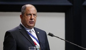 Luis-Guillermo-Solis-presenta-diputados_LNCIMA20160502_0160_5