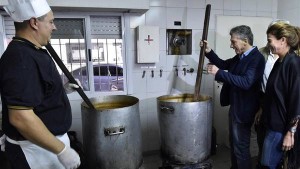 Mauricio-Macri-Juliana-Awada-Trabajador_CLAIMA20160501_0189_28