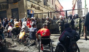 Personas-discapacidad-permanecen-frente-Policia_LRZIMA20160525_0035_3