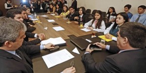 reunión-estudiantes-cartes_1-696x456