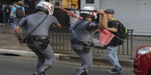 MILITANTES DEL MTST OCUPAN ENTRADA DE LA SEDE DE LA PRESIDENCIA EN SAO PAULO