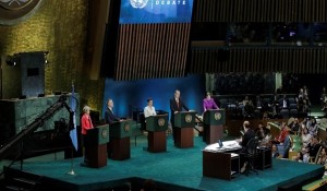 Christiana-Figueres-al-centro-en-primer-debate.-RREE-640x330