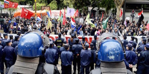 unos-cien-manifestantes-participaron-de-la-lectura-de-la-sentencia-que-se-realizo-en-la-explanada-del-palacio-de-justicia-entre-gritos-durant_970_438_1385693