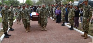 con-honores-militares-ingresa-el-ataud-al-casino-militar-_970_557_1399253