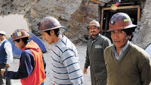 Colquiri-Cooperativistas-mineros-caminan-sector_LRZIMA20120606_0028_3