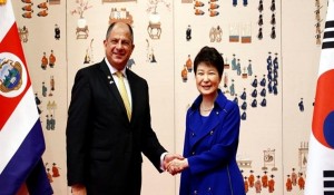 Park-Geun-Hye-y-Luis-Guillermo-Solís-en-Seúl-Corea-del-Sur.-EFE-660x330