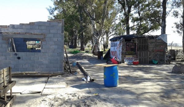 Casa de ladrillos a medio construir y la biblioteca