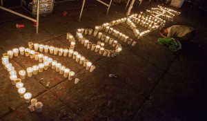 Marchan miles hacia el Zócalo exigiendo la presentación con vida de los normalistas de Ayotzinapa.