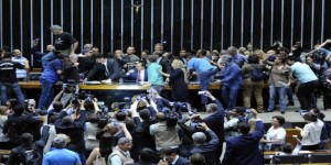grupo_invade_plenario-camara-deputados_16_de_novembro103354