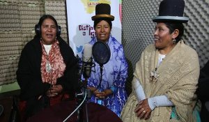 MUJERES AIMARAS USAN LA RADIO PARA CONCIENCIAR SOBRE LA DIVERSIDAD FUNCIONAL